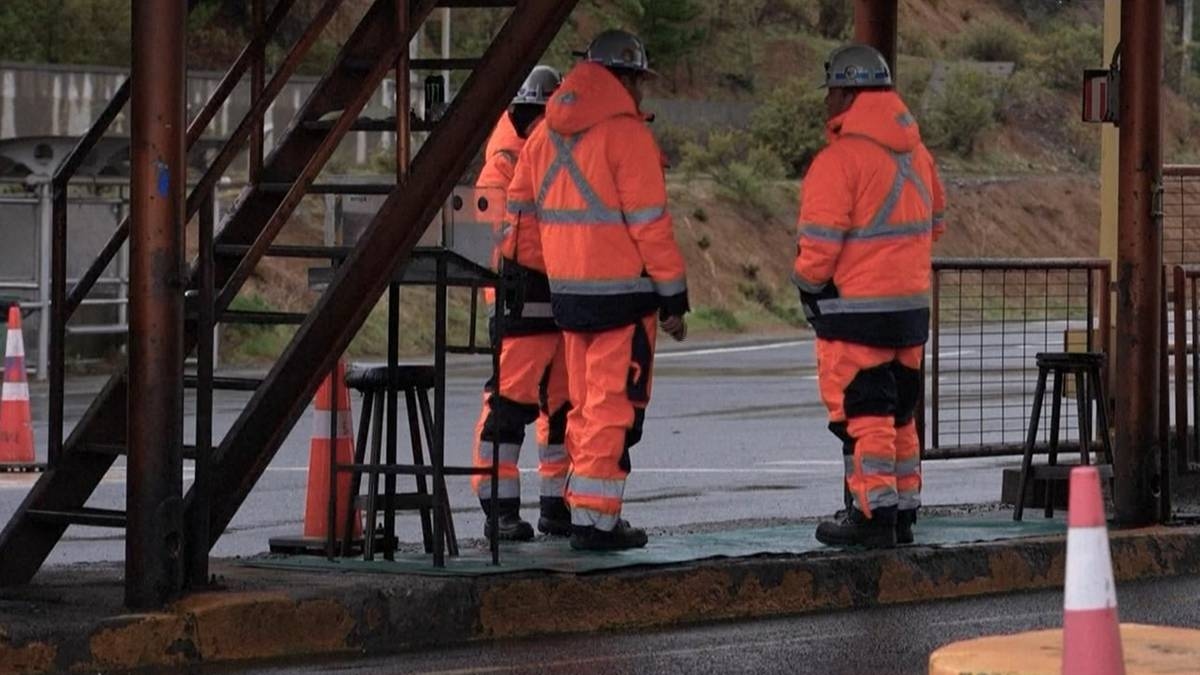 Mineros atrapados a medio kilómetro bajo tierra. Operación de rescate al otro lado del océano.
