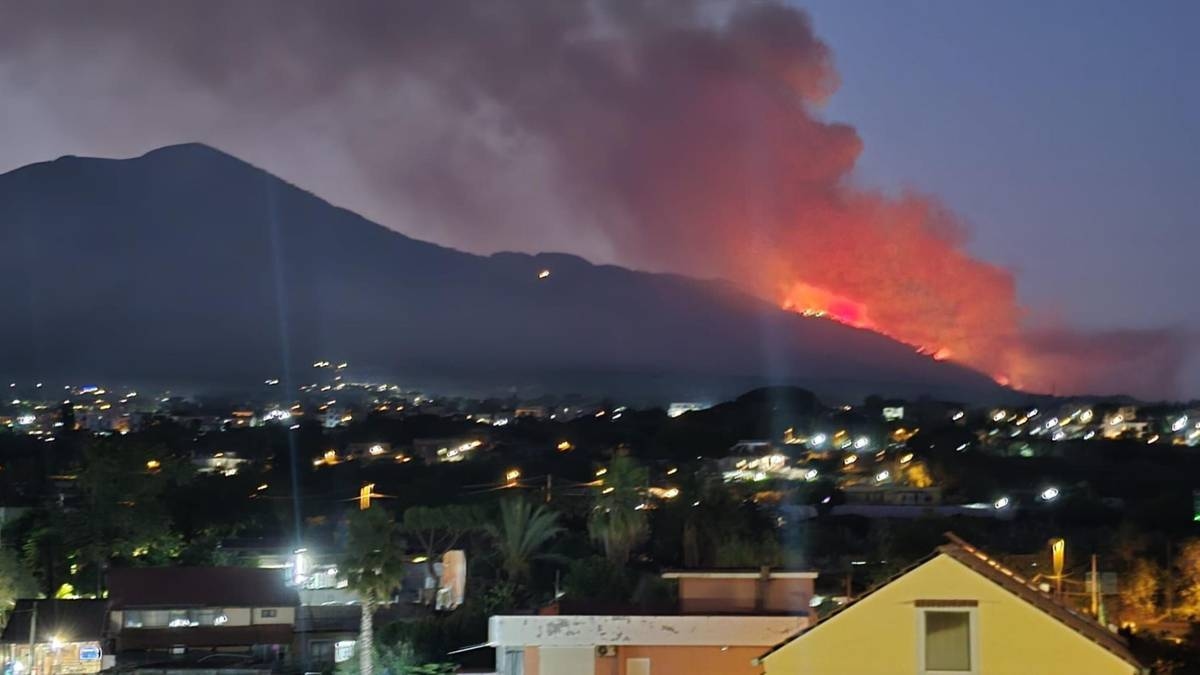 Massive fire in the Vesuvius area. Time is running out, and the military has stepped in.
