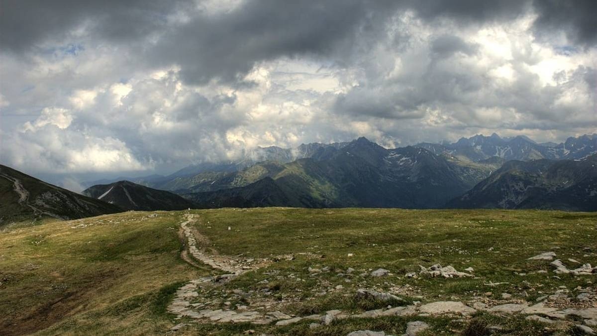 TOPR warns against mountain expeditions. "The wait for help may be longer."