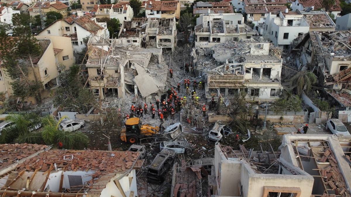 Ola de ataques de represalia de Irán. Un cohete cae cerca de edificios.