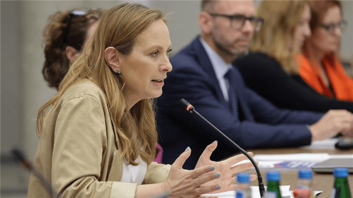 "Druk bezig haar zetel te verdedigen tijdens de wederopbouw." Razem-parlementslid valt KPO-minister aan
