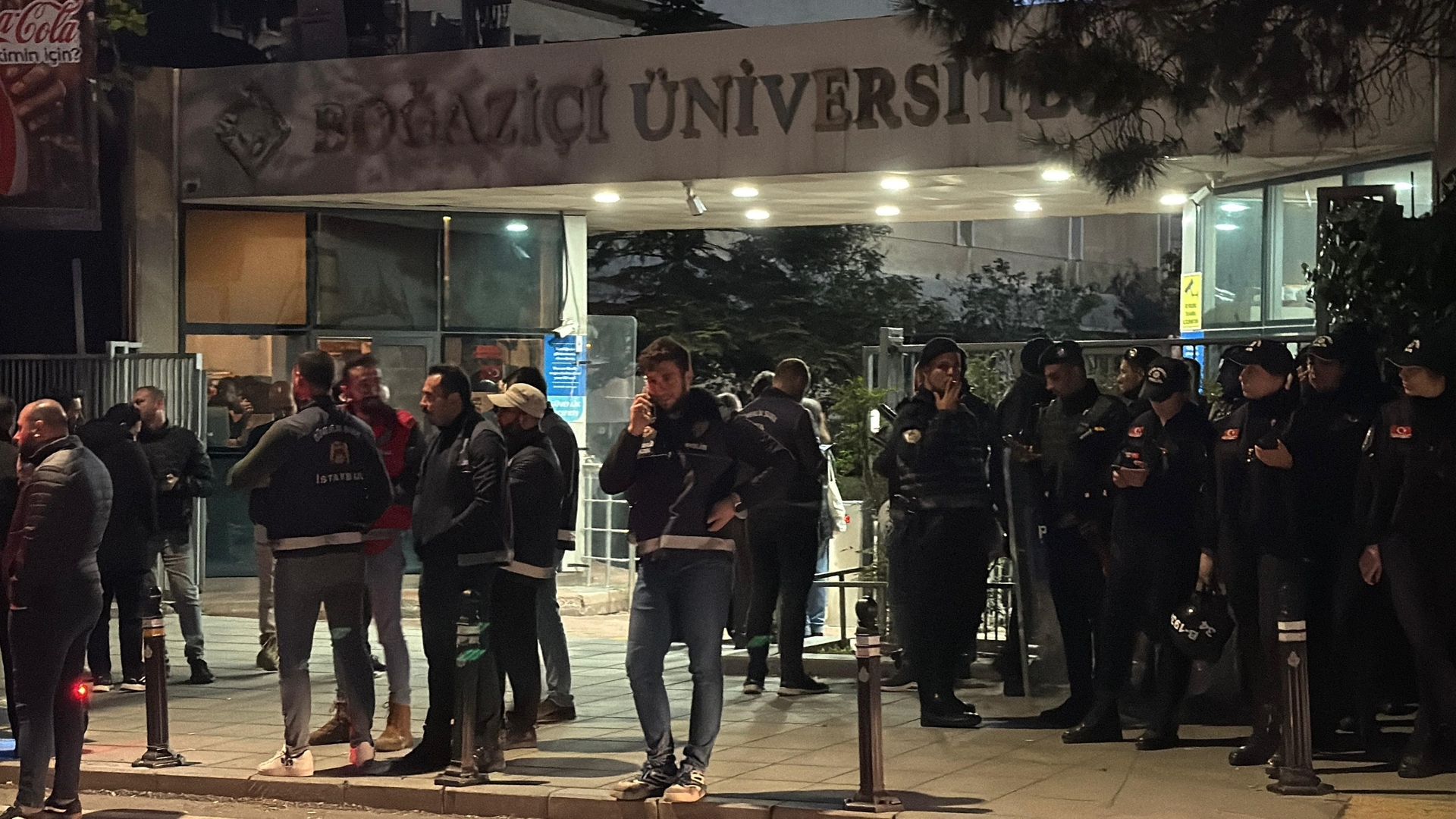 Demonstranten griffen Polizei an der Boğaziçi-Universität an: 13 Polizisten verletzt, 97 festgenommen