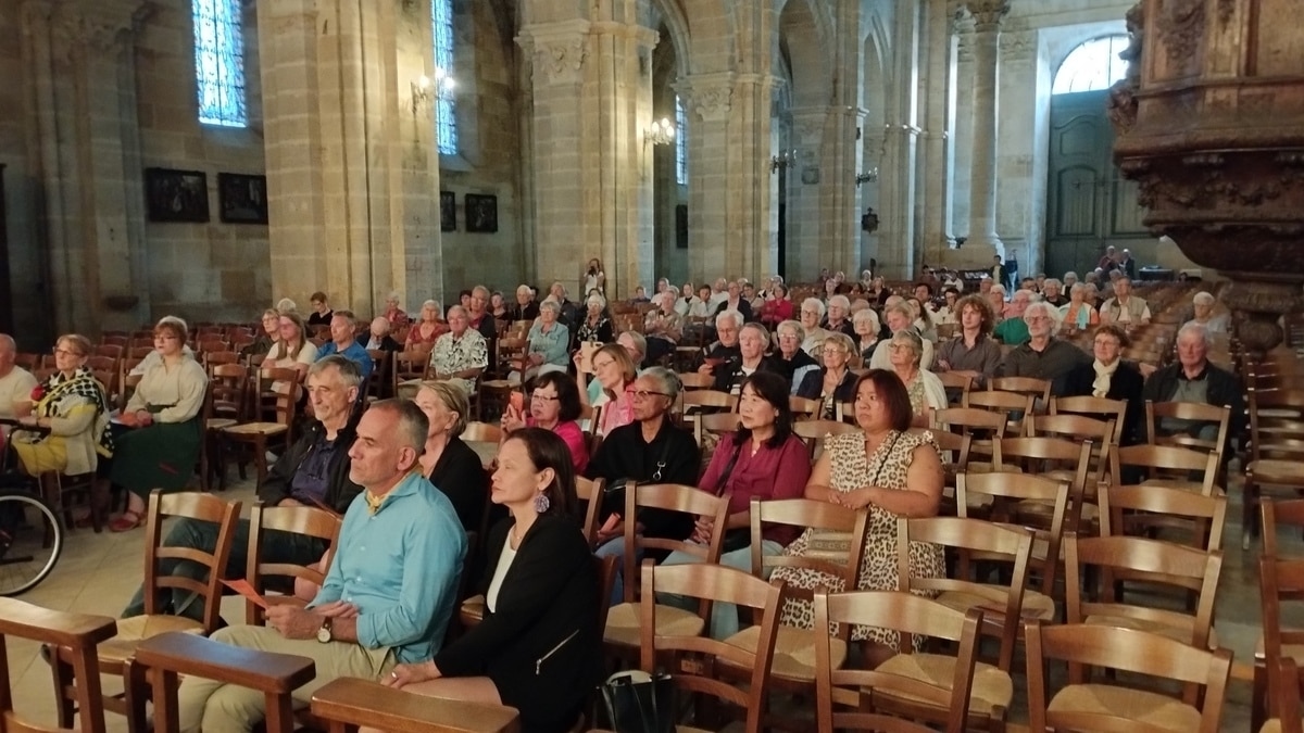 Katedralde konser veren Hollanda korosu