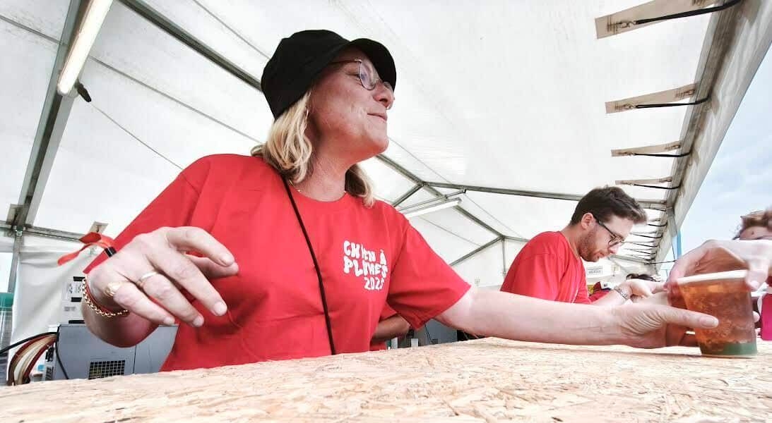 Feathered Dog: More than 600 volunteers and professionals on deck