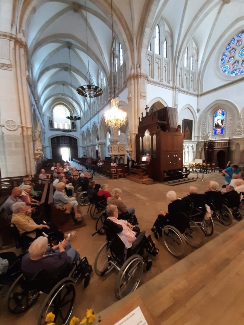 Eine Stunde Entspannung rund um die Orgel und unter leuchtenden Gewölben
