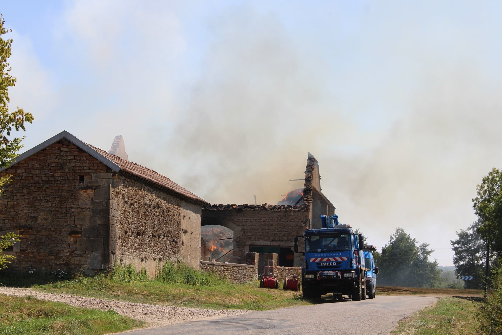 Ein landwirtschaftlicher Schuppen brennt in Heuilley-le-Grand