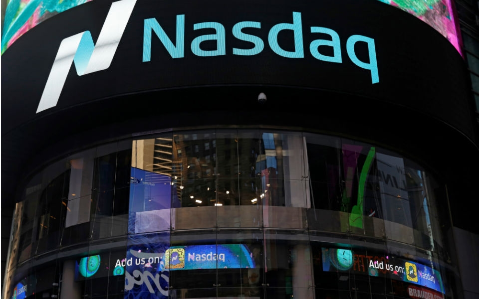 Уолл-стрит начинается с того, что только Nasdaq находится в плюсе