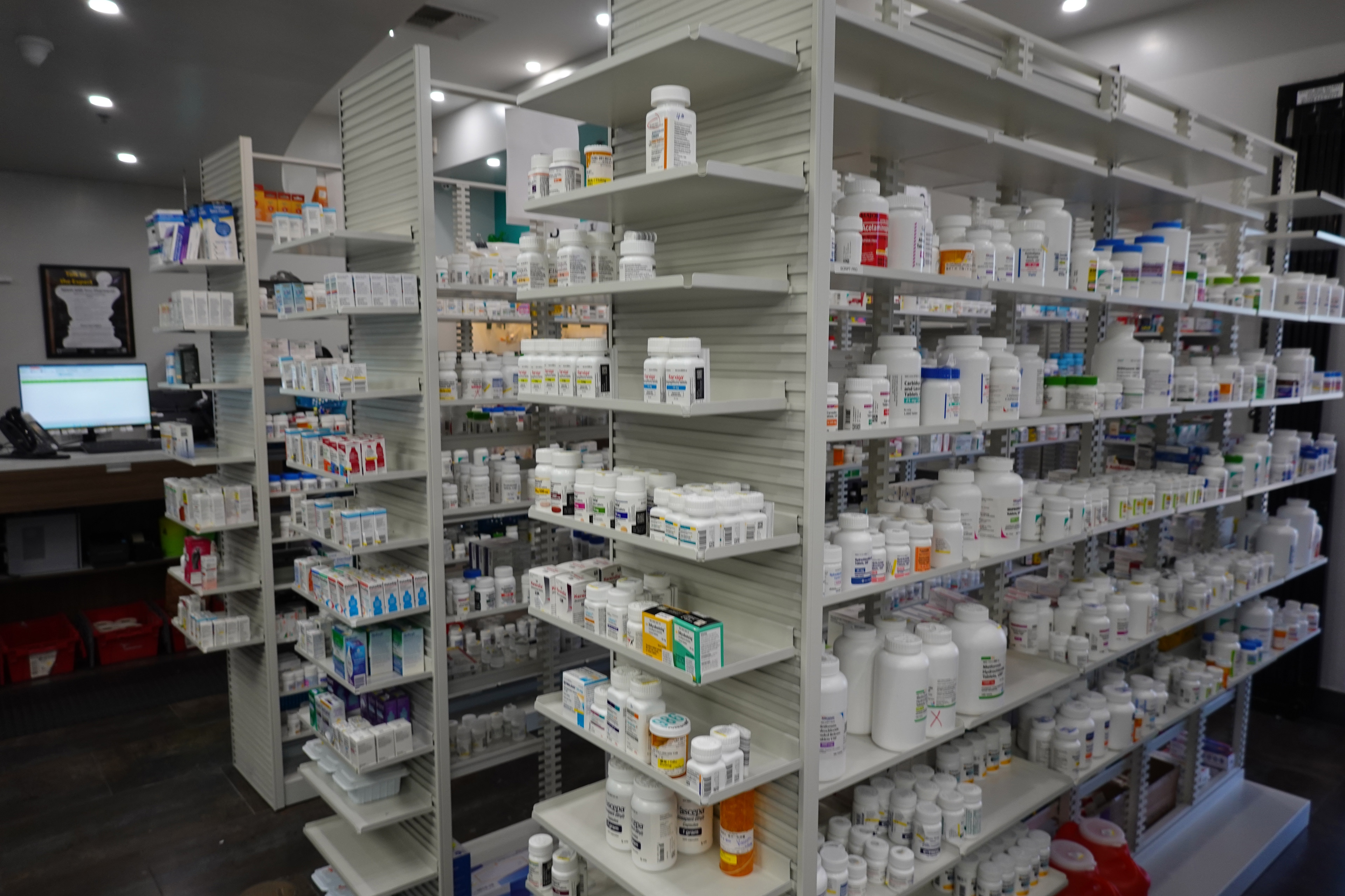 Les pharmaciens stockent les médicaments les plus courants en prévision des droits de douane ciblés de Trump