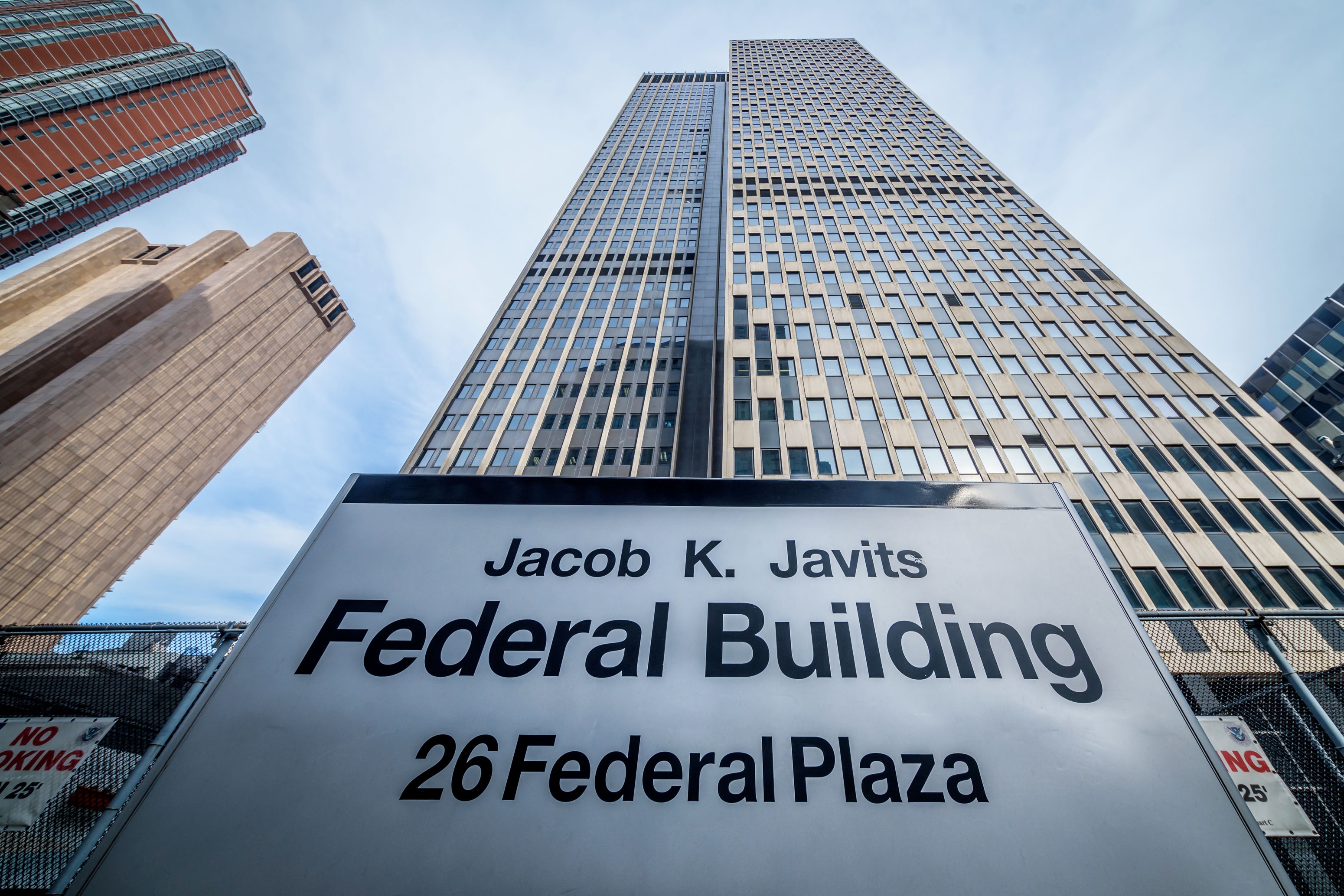 Dans le bâtiment fédéral animé de New York, les bureaux du HHS sont étrangement silencieux