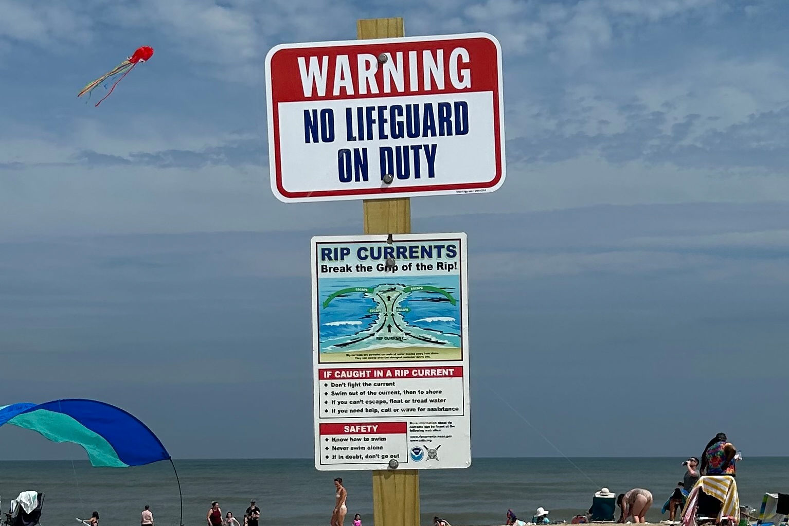 Op sommige federale stranden is de branding hoog, maar de stoel van de strandwacht is leeg