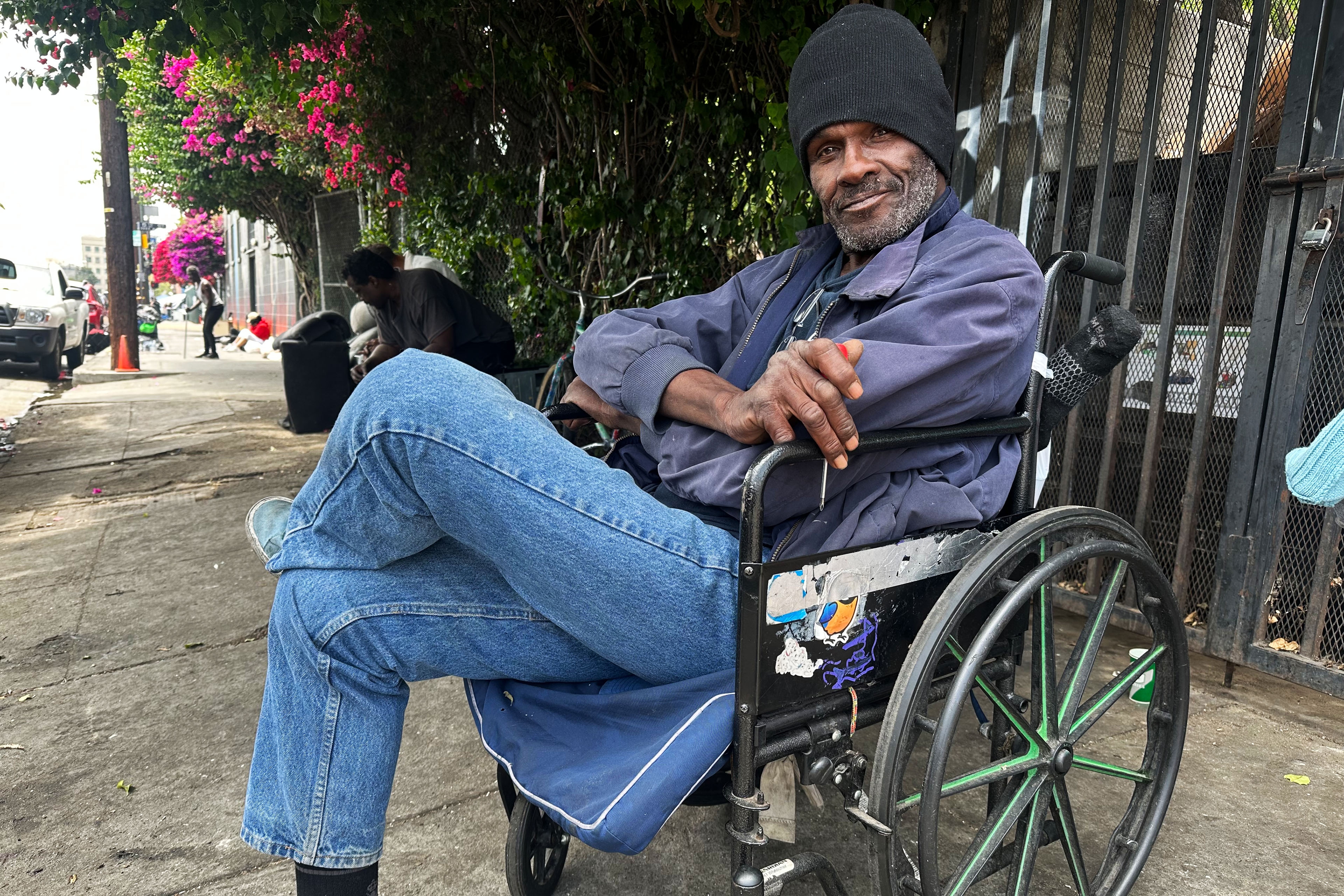 En una nación cada vez más hostil hacia las drogas y la falta de vivienda, Los Ángeles intenta ser indulgente