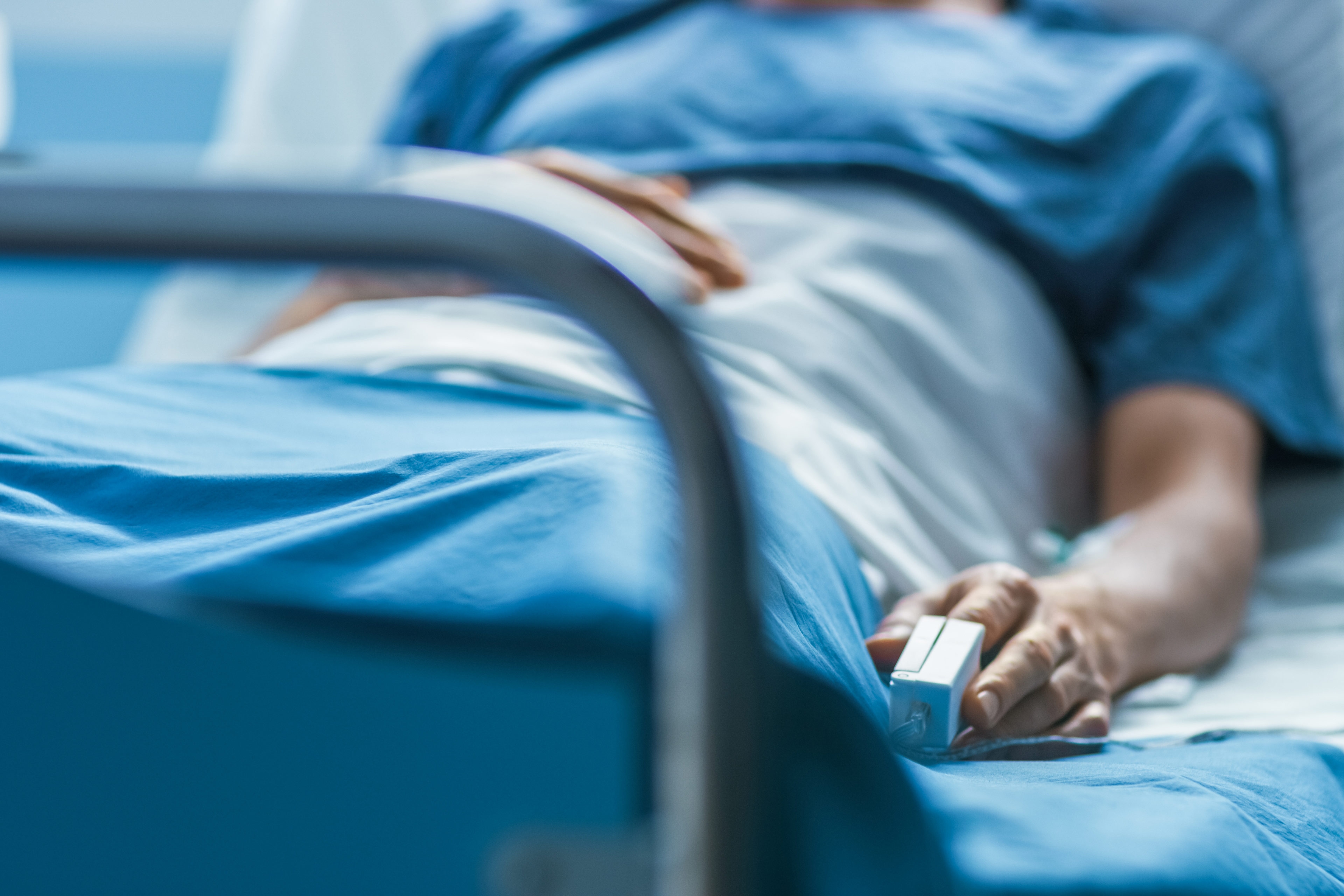 Grandes lacunas nos programas de assistência beneficente de hospitais fazem com que os pacientes ainda fiquem presos à conta