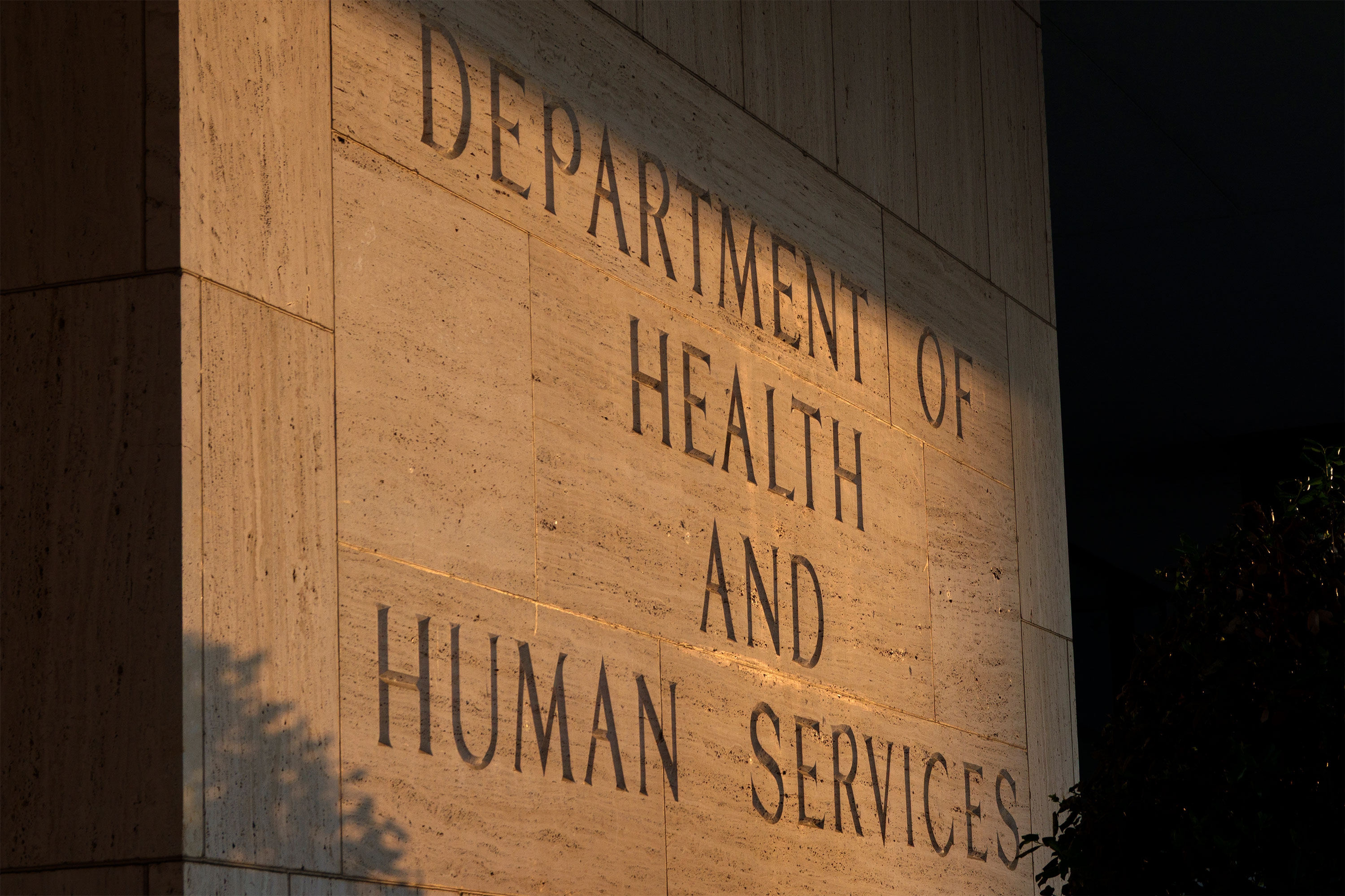 Gobierno de Trump ordena programas estatales de Medicaid que ayuden a identificar a inmigrantes indocumentados