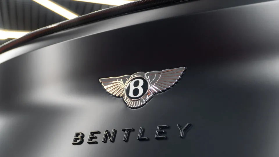 Bentley aggiorna i piani e prolunga la "vita" dei motori a combustione.