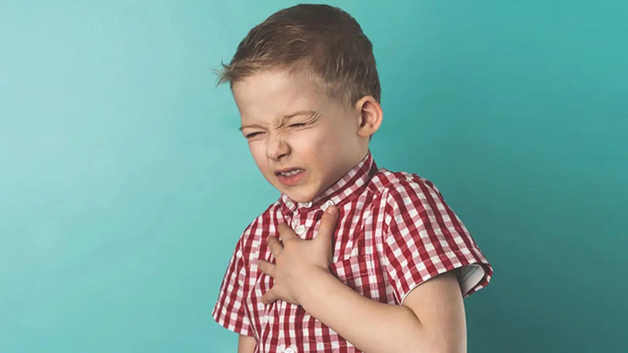 ¡No solo afecta a los ancianos! Presta atención a estas 10 señales que indican la salud cardíaca de tu hijo.
