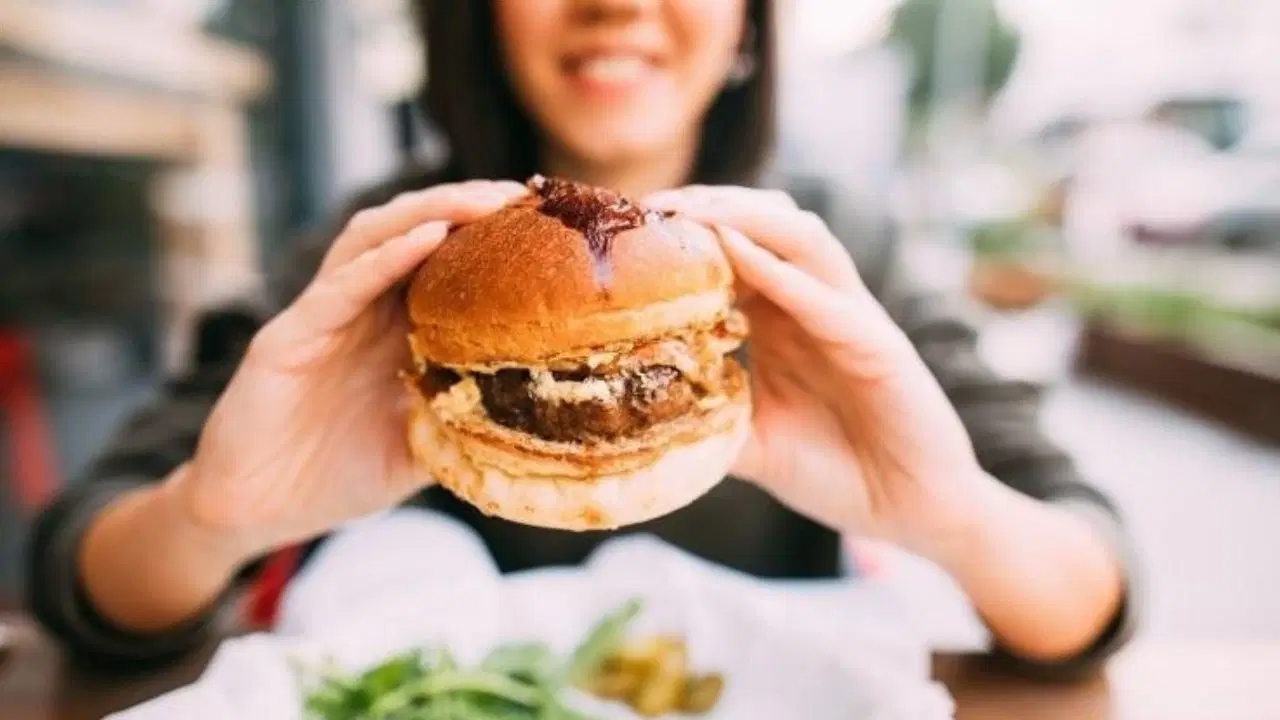 Experts warn against eating heavy meals in hot weather