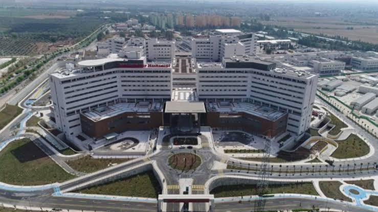 De problemen voor het zorgpersoneel in het Adana City Hospital zijn nog niet voorbij: het huidige aantal personeelsleden is niet toereikend voor de patiëntdichtheid.