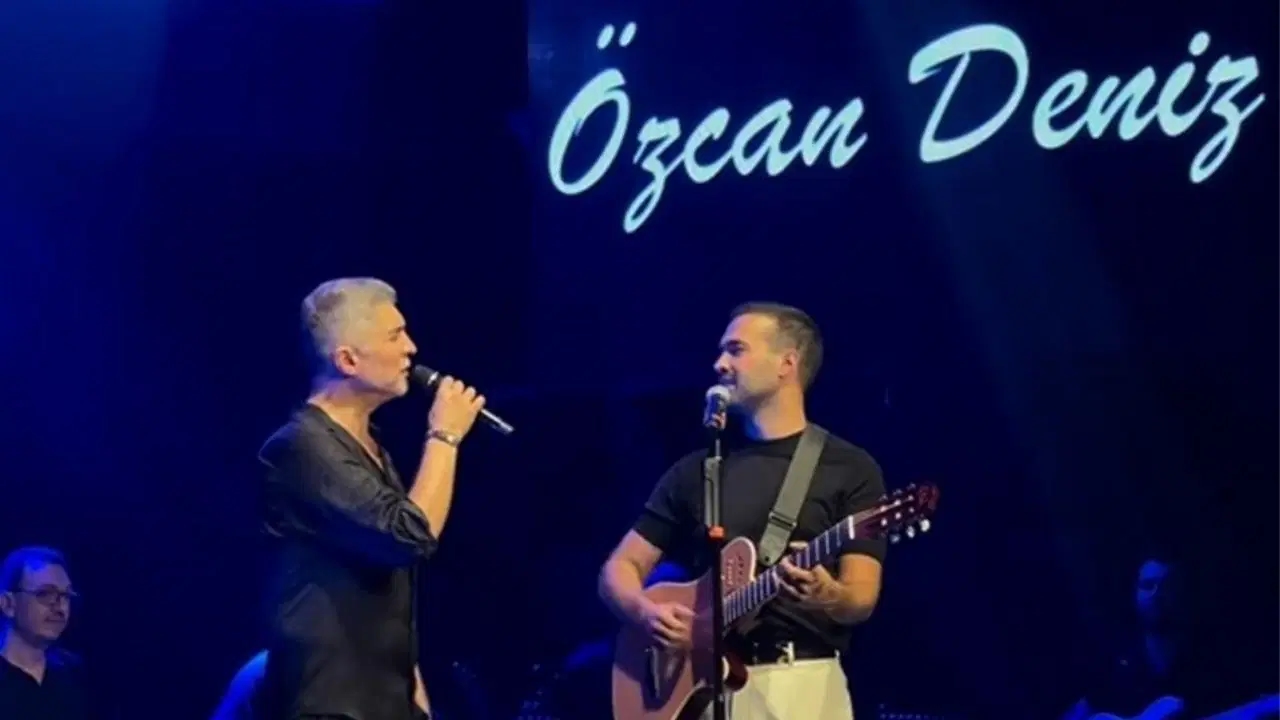 Dueto surpresa de Özcan Deniz nas férias: Mert Demir foi um convidado no palco
