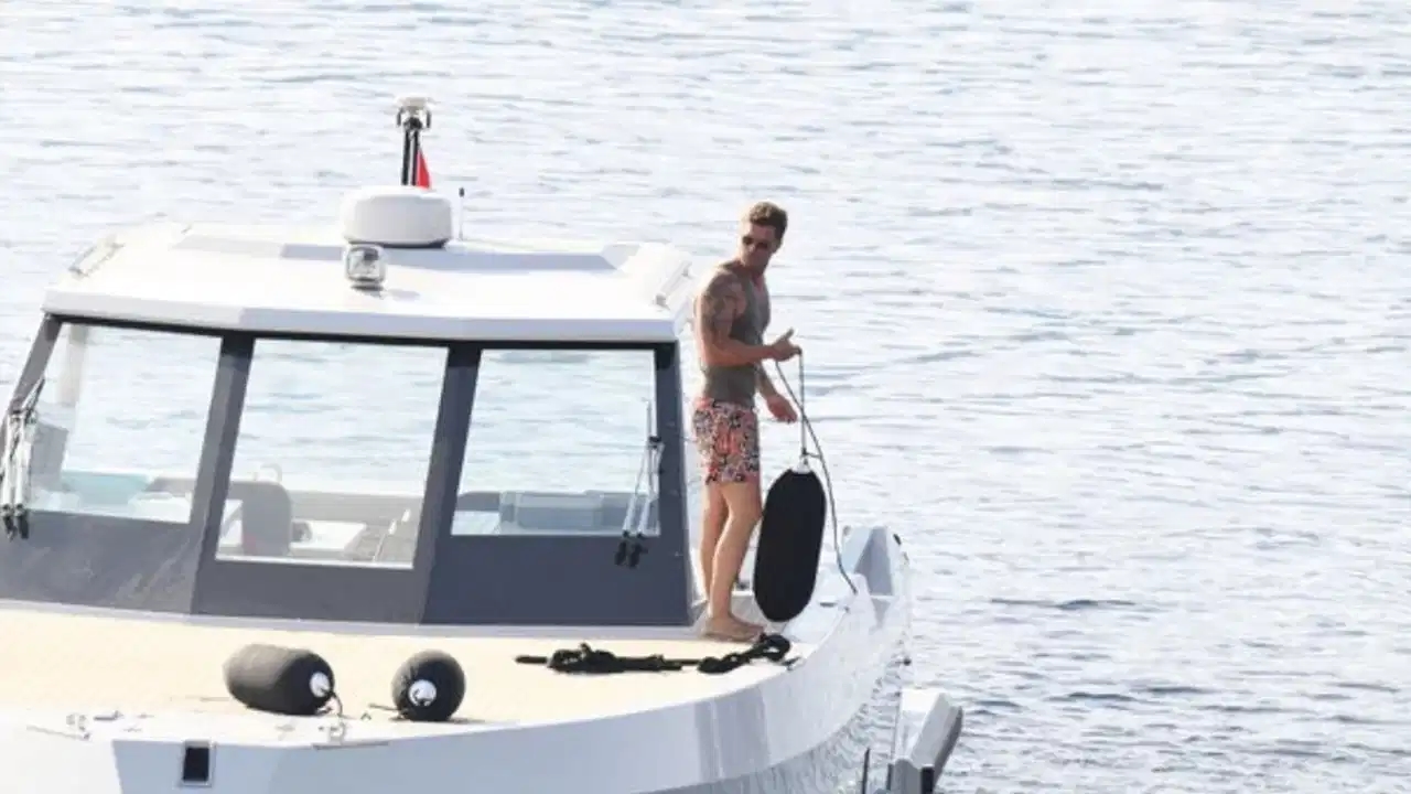 Kıvanç Tatlıtuğ a été vu pour la première fois à Yalıkavak avec son bateau de luxe