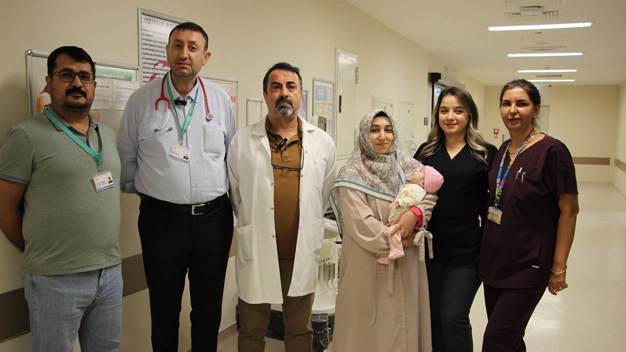 Ein Baby, dessen Brustkorb mit inneren Organen gefüllt war, konnte durch eine erfolgreiche Operation am Leben erhalten werden.