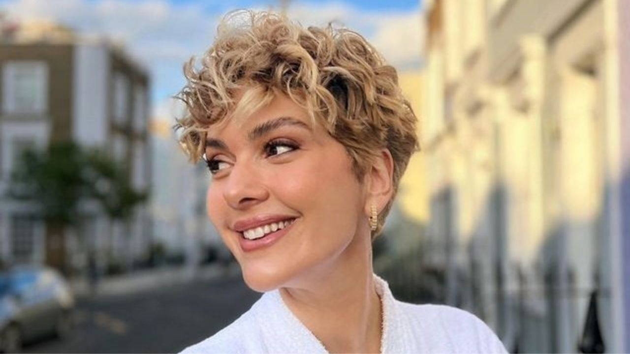 Bergüzar Korel compartilhou: 'Ansiedade e estresse refletidos no meu corpo'