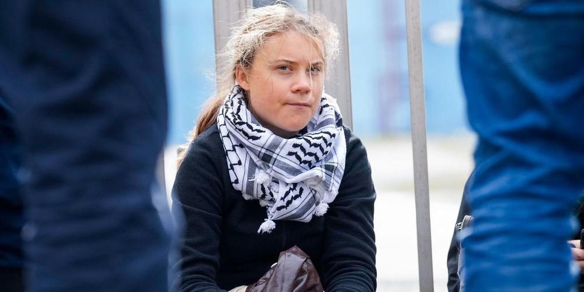 Gaza: Statek z pomocą humanitarną, którym podróżują Greta Thunberg i Rima Hassan, twierdzi, że jest „zagrożony” przez Izrael