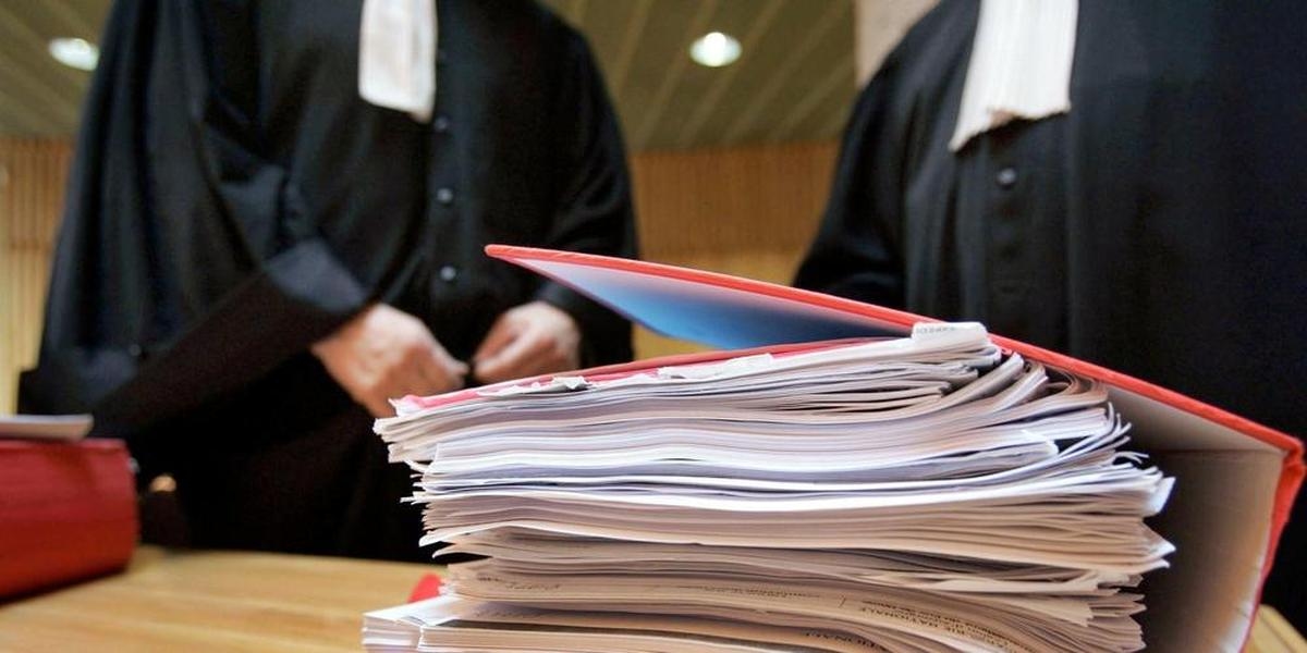 Una giovane donna è stata nuovamente processata per aver ucciso il nonno costretto a letto, dandogli fuoco al letto.