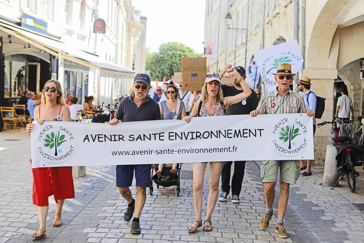 "¿Quiénes son ustedes para decidir sobre nuestra salud sin nosotros?": en La Rochelle se manifestaron contra la ley Duplomb.