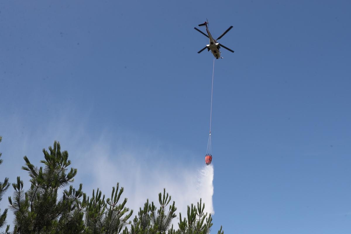 Video: Löschhubschrauber der Feuerwehr stürzt in Teich, Insassen „wohlbehalten“