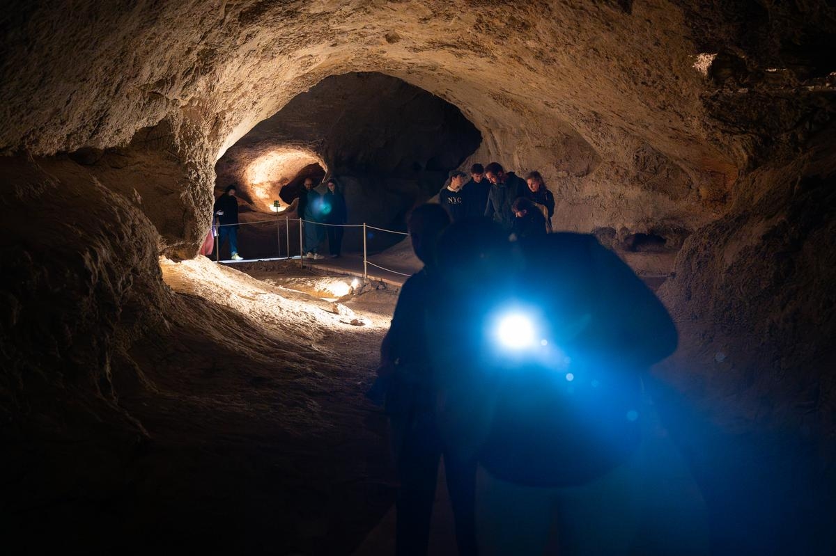 “Fa ancora un po’ paura, ma va bene”: incontro con i pipistrelli al calar della notte nelle grotte di Sare