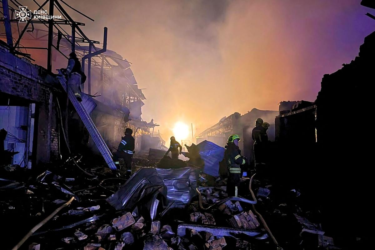 Guerra en Ucrania: La sede del gobierno en Kyiv en llamas tras los ataques rusos