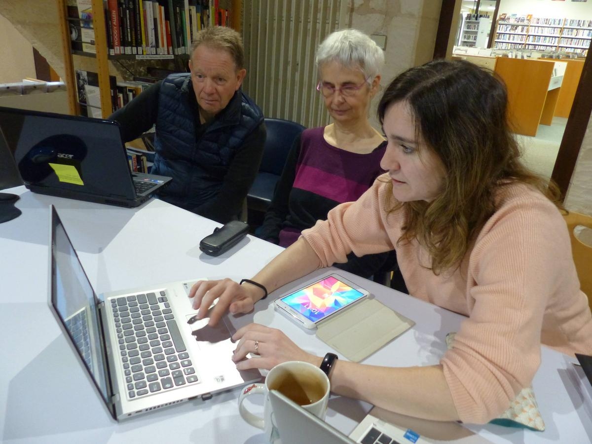 Saintes: In der Mediathek, Zeit für ein Update im „digitalen Café“.