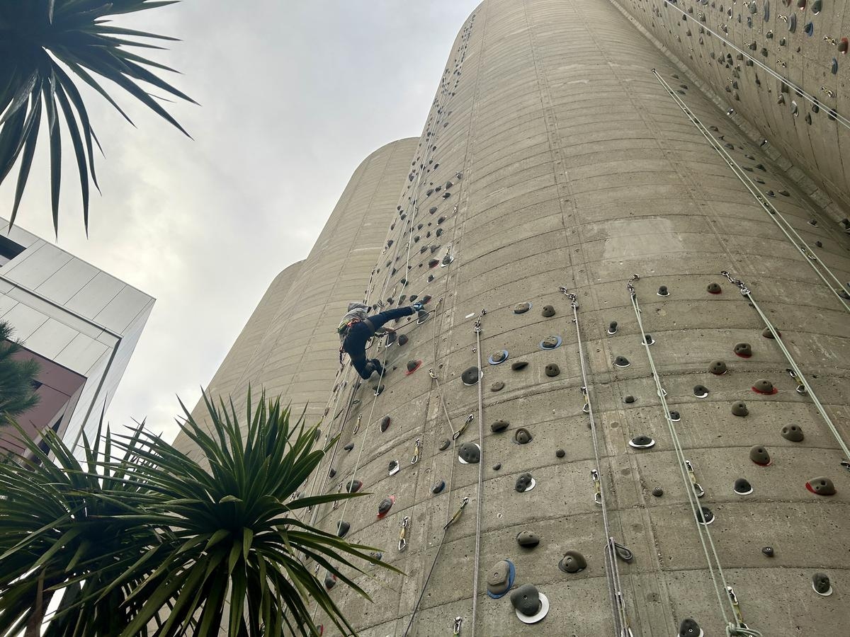 En Burdeos, la temporada está llegando a su fin para Vertigina, el rocódromo urbano más alto de Francia.
