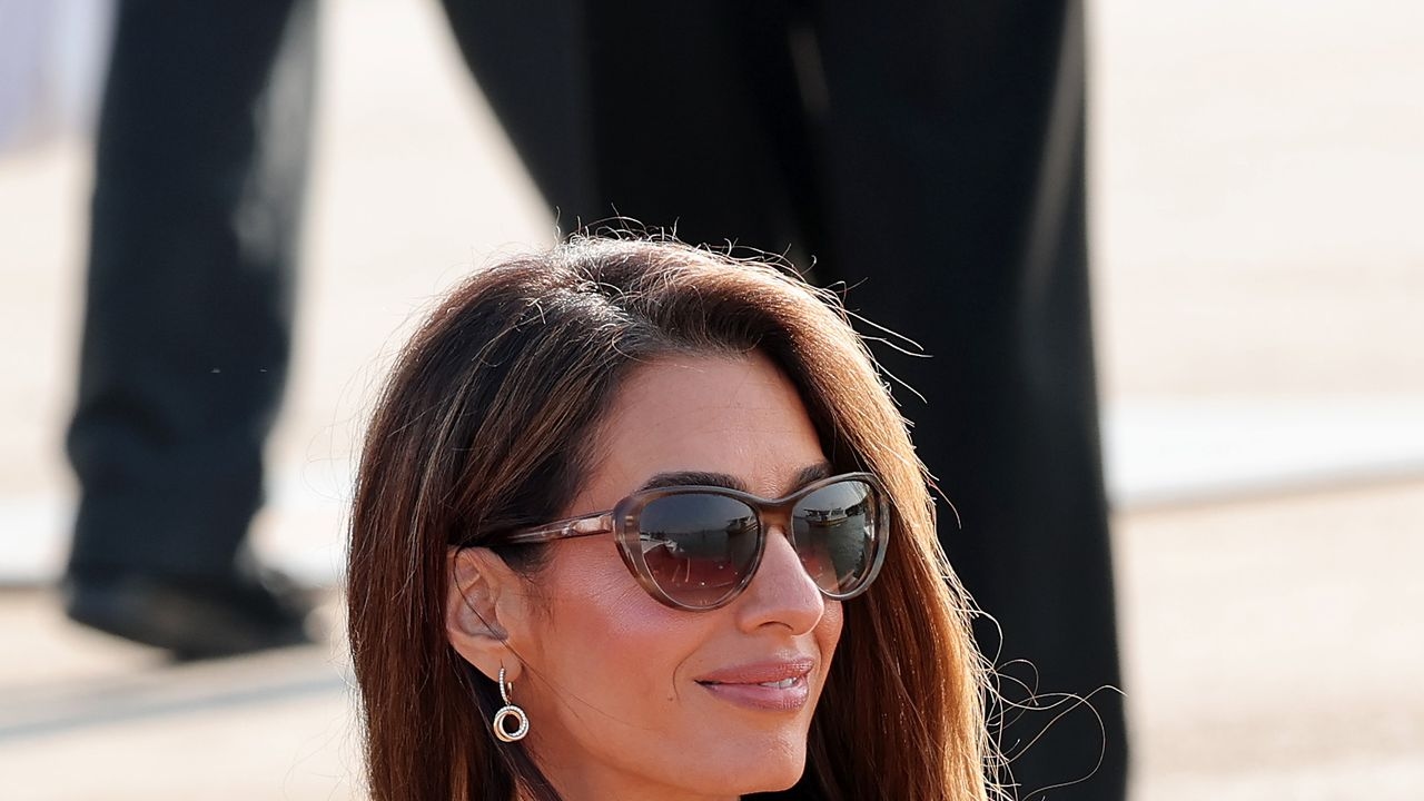 Amal Clooney: con il suo abito giallo burro con scollo all'americana e le décolleté bianche di Prada, sta già rubando la scena al Festival del Cinema di Venezia