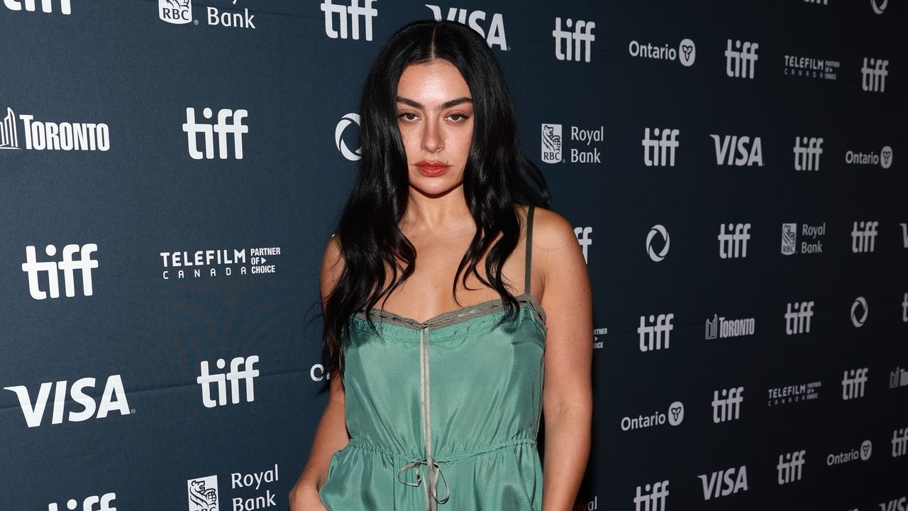 Charli XCX geht in Sizilien für ihre zweite Hochzeit mit George Daniel blank