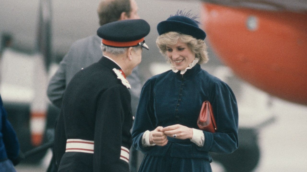 As botas favoritas da Princesa Diana dos anos 80 estão de volta à moda neste outono