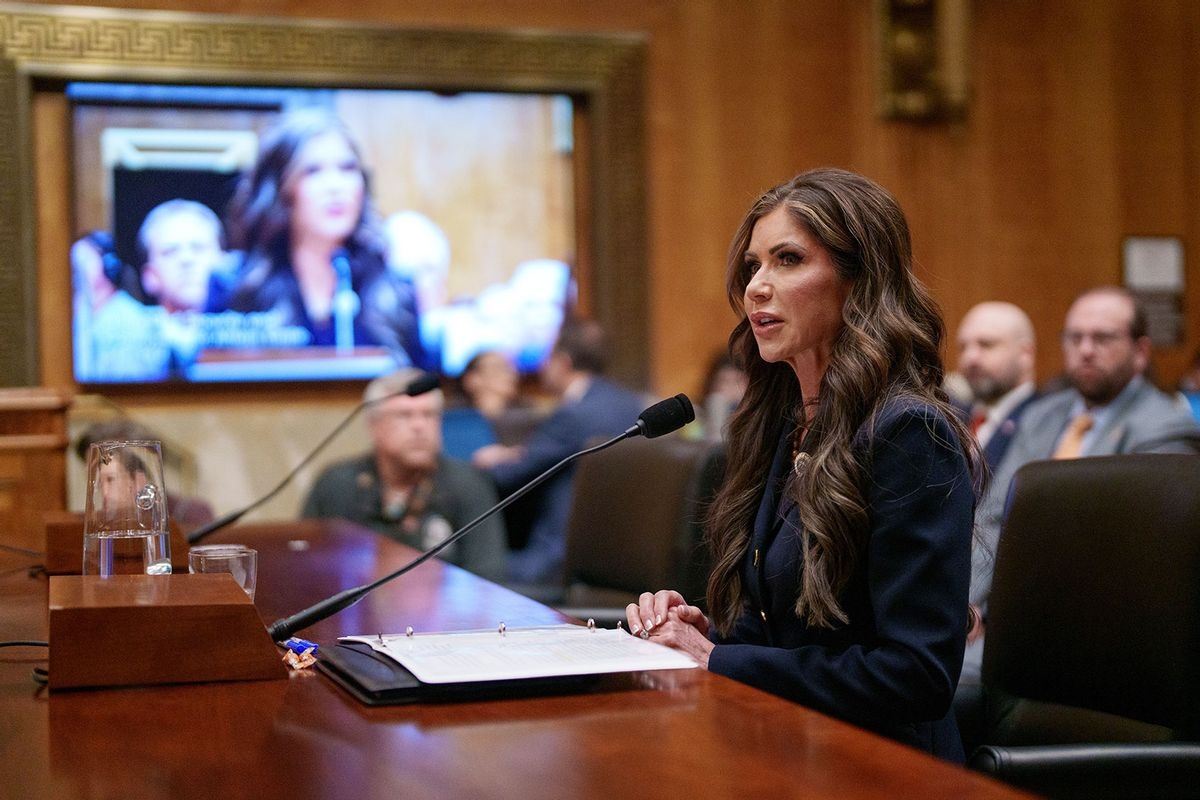 Dumny występ Kristi Noem w roli MAGA bimbo nawiązuje do spuścizny Sarah Palin
