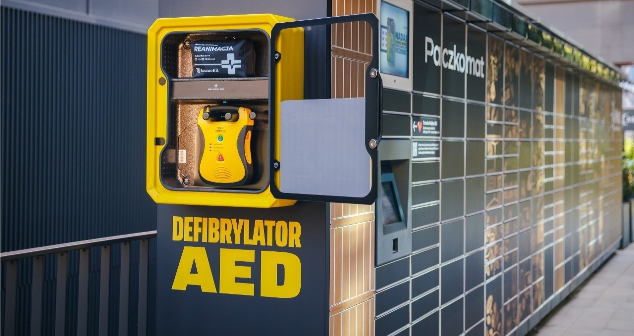 Il gigante polacco delle consegne InPost installerà defibrillatori salvavita sugli armadietti per la consegna dei pacchi