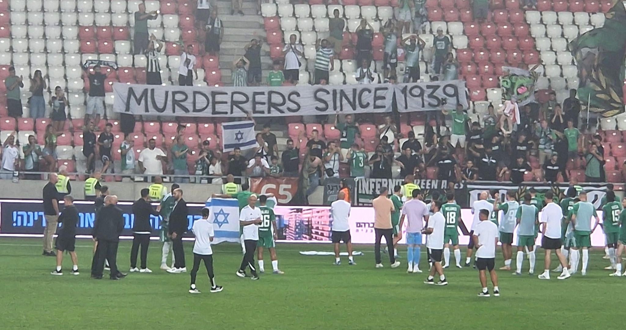 La Polonia condanna lo striscione dei tifosi israeliani con la scritta "Assassini dal 1939" durante la partita contro il club polacco