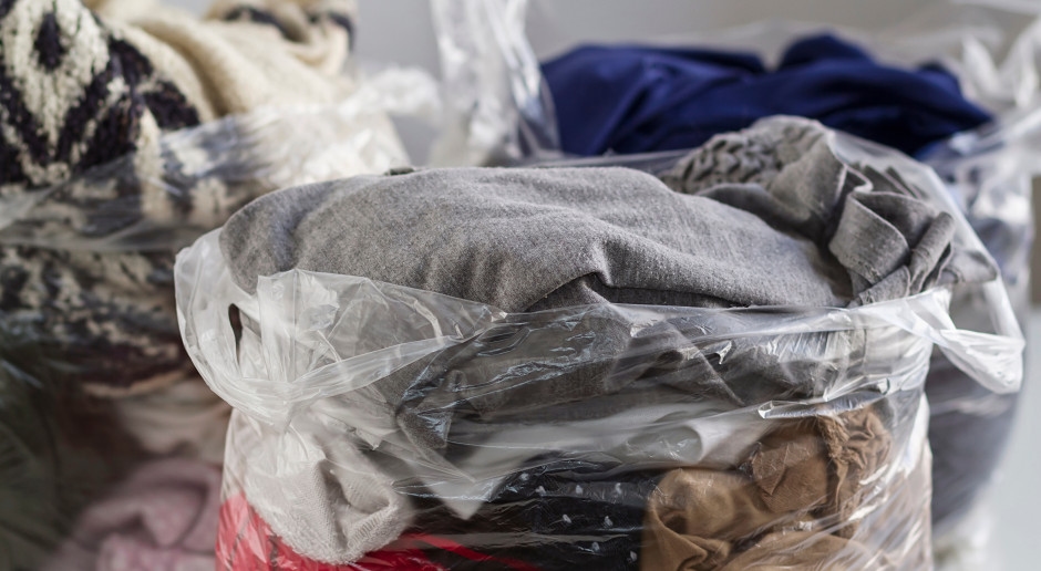 Een idee om oude kleding op te halen. Bel even en ze halen het bij je thuis op.