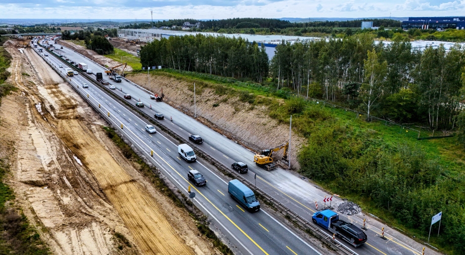 La construction de cette route est inéluctable. Le béton est coulé 24 heures sur 24.
