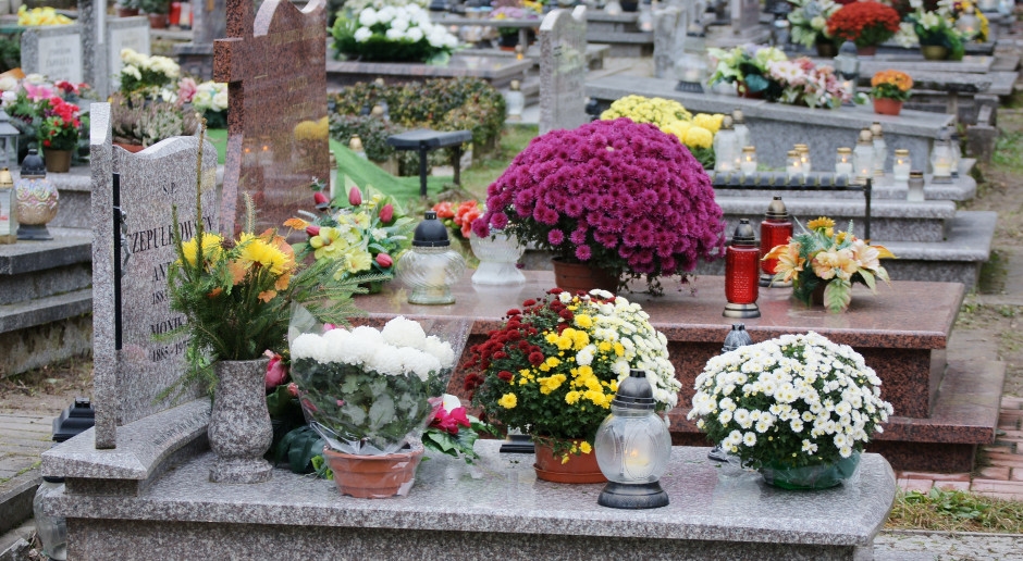 Se impone una multa de entre 500 y 5000 zlotys. Nunca compre una decoración de este tipo para una tumba.