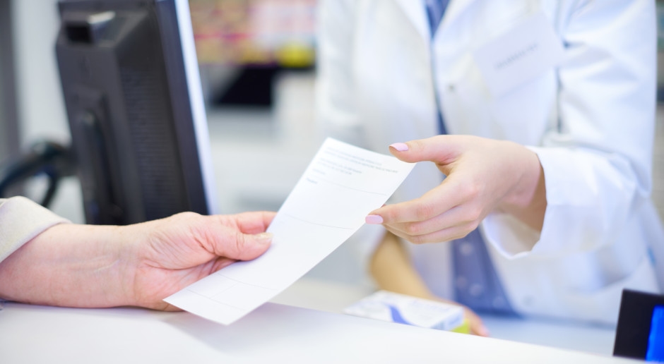 Bir sağlık raporu ve reçete alacaksınız. Sevk gerekmiyor ve hatta kayıt olmanıza bile gerek yok.