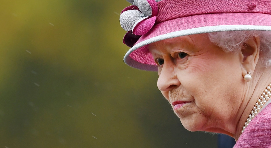 La reina Isabel llevó un perfume distintivo durante años. Todavía puedes comprar su perfume favorito.