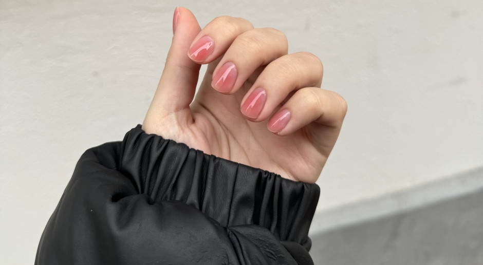 Dulce resplandor del verano. "Syrup Nails" es la última tendencia que adoran los fanáticos de la manicura delicada.