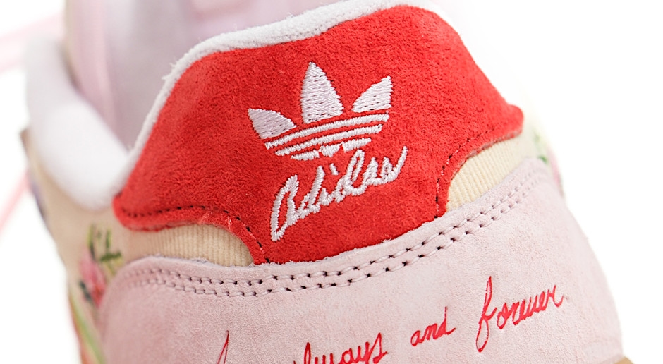 Hier sind die neuen Adidas Schuhe für Frühjahr und Sommer 2025. Ein florales Wunder für Vintage-Fans