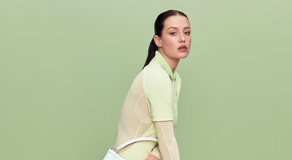 A Lacoste apresenta ícones da moda. Uma bolsa tipo saia de tênis é um sucesso da coleção