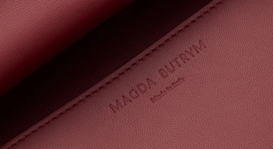 Magda Butrym hat eine neue It-Bag entworfen. Die Tasche erinnert an ihre polnischen Wurzeln