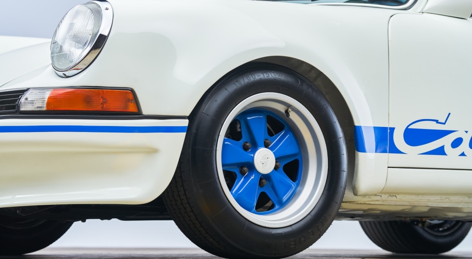Porsche surfe à nouveau sur les vagues. Une planche de surf en édition limitée incarne l'esprit de l'emblématique 911.