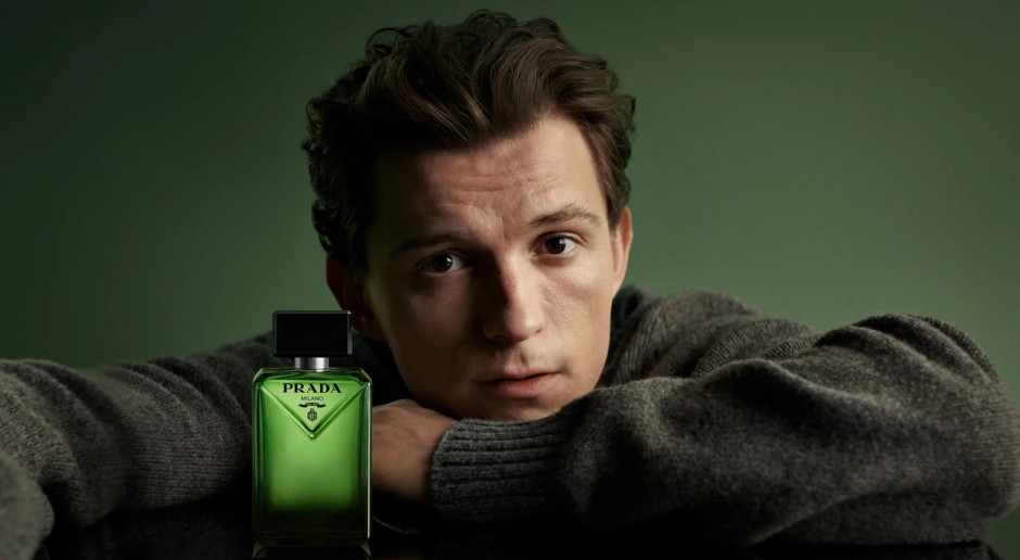 PROFUMO DELLA SETTIMANA: Tom Holland promuove la nuova fragranza Prada Paradigme. Si apre con il bergamotto di Calabria.